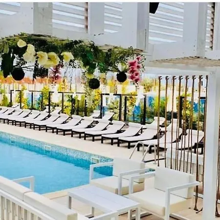 Unique Luxury - Octogon